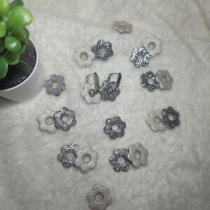 Pampilles fleurs 6 pétales réversibles – Paillettes argent & blanc nacré