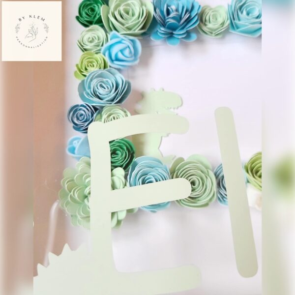 Cadre initiale fleurie personnalisé - bleu/vert pastel - dinosaure